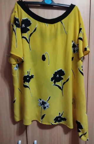 Blusa amarilla flores negras manga corta