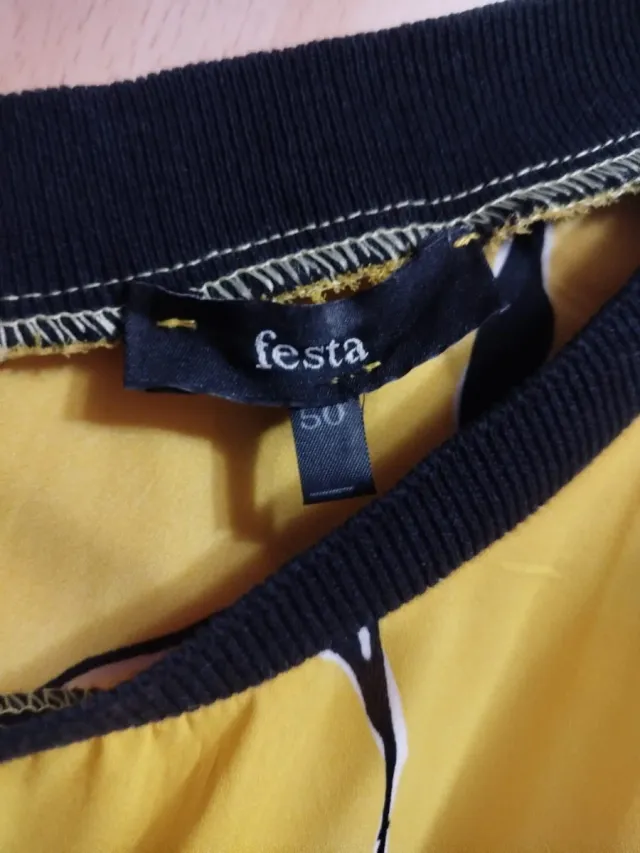 Blusa amarilla flores negras manga corta