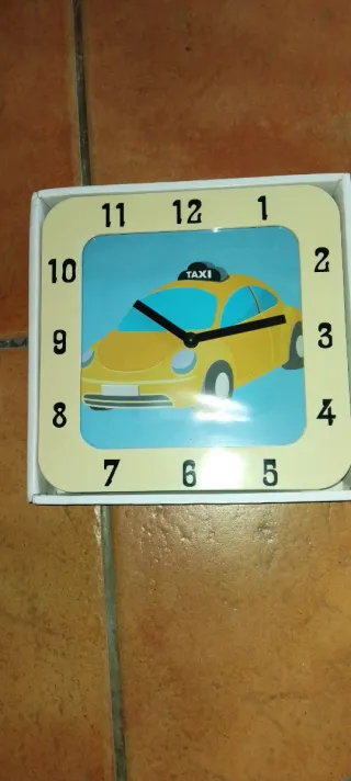 Reloj infantil con diseño de taxi.