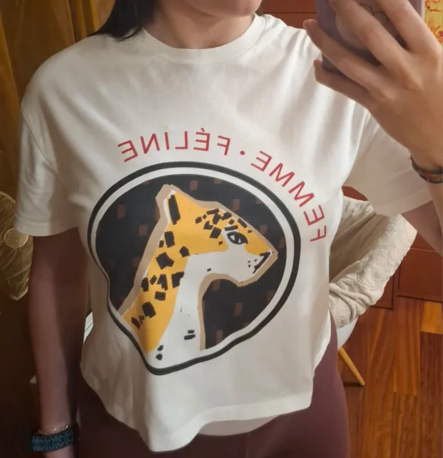 Camiseta manga corta con dibujo de un leopardo