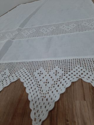 Tenda di lino con pizzo artigianale all'uncinetto