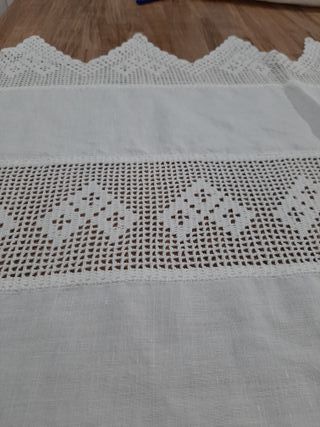 Tenda di lino con pizzo artigianale all'uncinetto