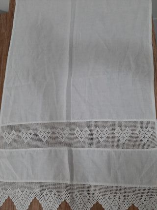 Tenda di lino con pizzo artigianale all'uncinetto