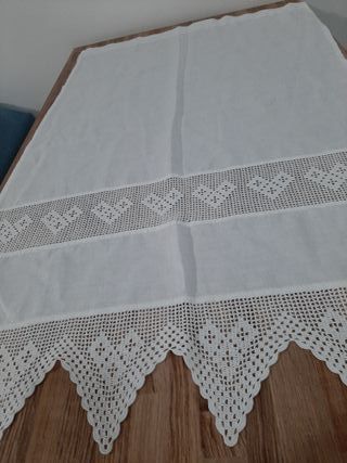 Tenda di lino con pizzo artigianale all'uncinetto