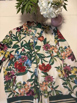Chaqueta Stradivarius flores multicolor
