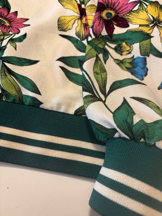 Chaqueta Stradivarius flores multicolor