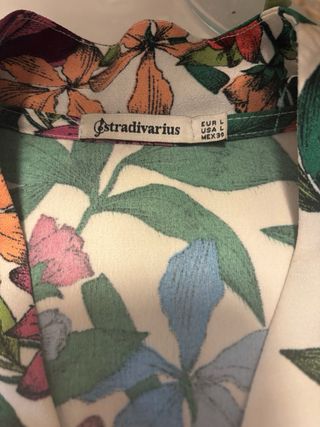 Chaqueta Stradivarius flores multicolor