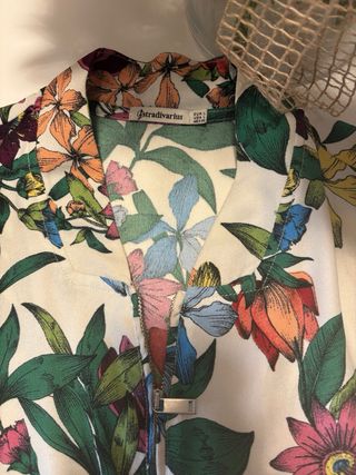 Chaqueta Stradivarius flores multicolor