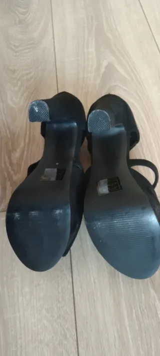 Zapatos de fiesta y manoletinas negros y azules,