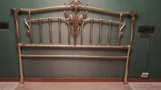 Cabezal de cama de metal dorado