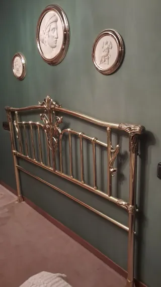 Cabezal de cama de metal dorado