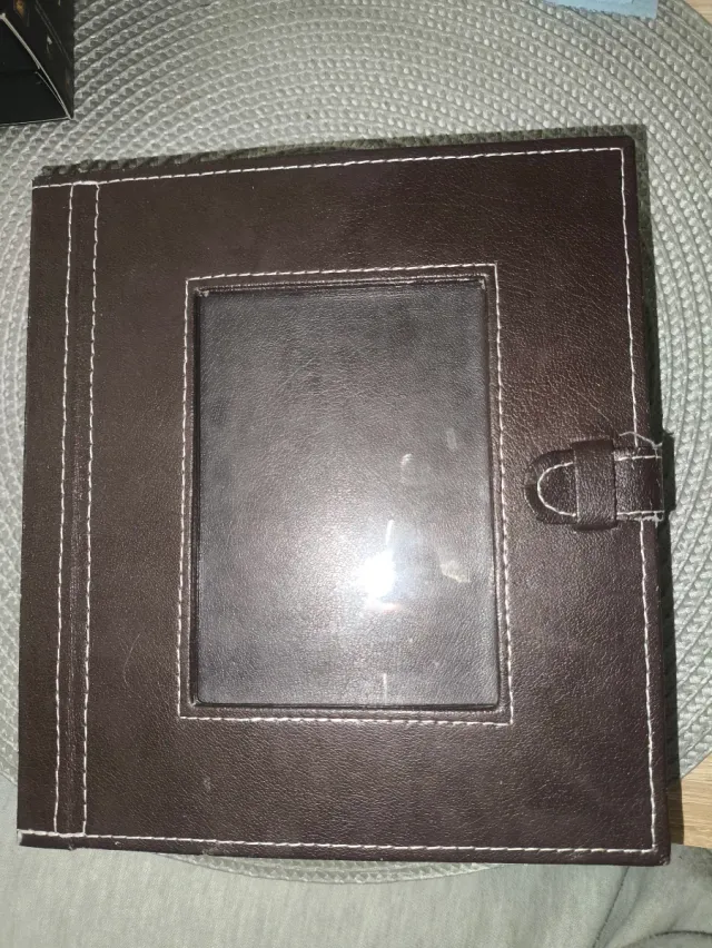 Cofre con marco marrón