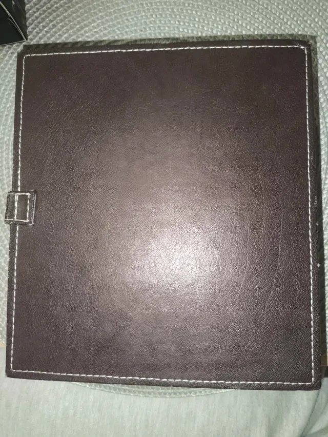 Cofre con marco marrón