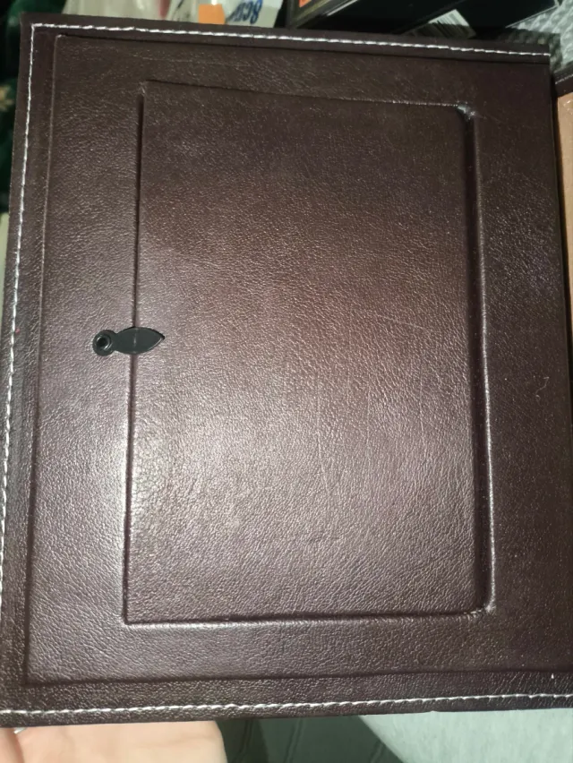 Cofre con marco marrón