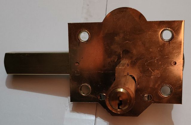 Cerradura FAC dorada con llaves y soporte