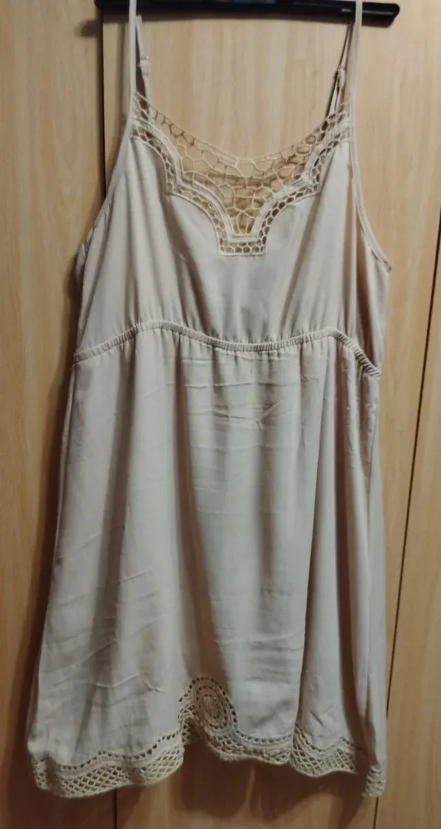 Vestido corto beige rosado con encaje