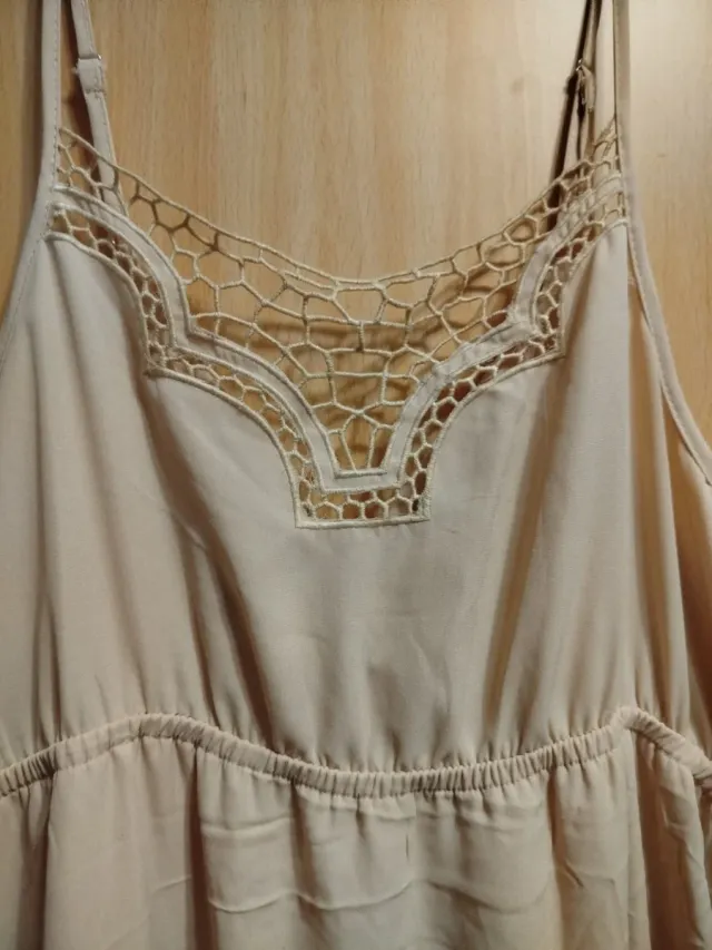 Vestido corto beige rosado con encaje