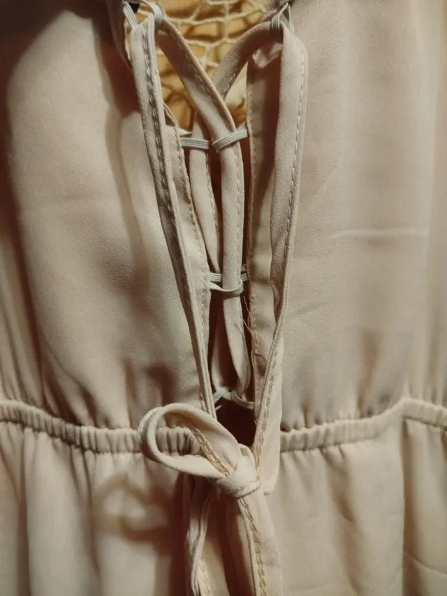 Vestido corto beige rosado con encaje