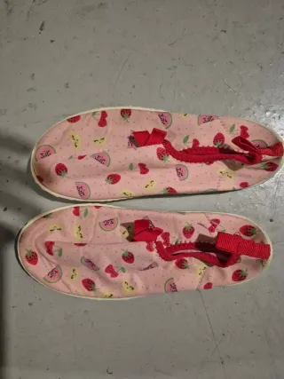 Escarpines niña playa/río estampado fresas