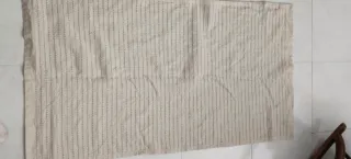 Alfombra de tela beige con rayas