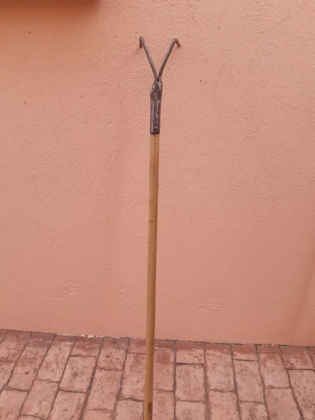 Attrezzo da giardino con manico in legno