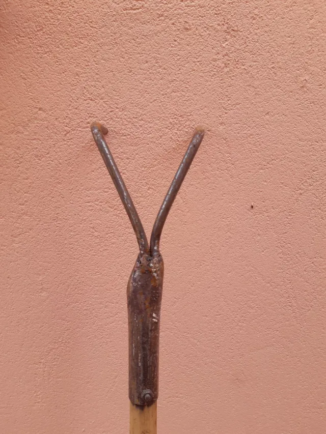 Attrezzo da giardino con manico in legno