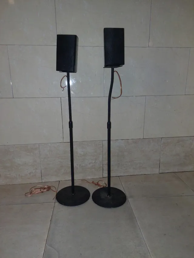 Altavoces negros con soportes