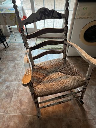 Mecedora de madera y mimbre