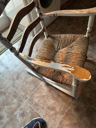 Mecedora de madera y mimbre