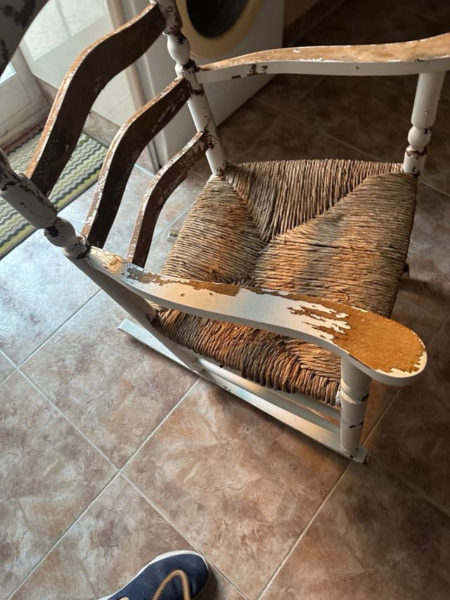 Mecedora de madera y mimbre