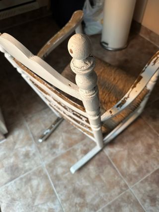 Mecedora de madera y mimbre