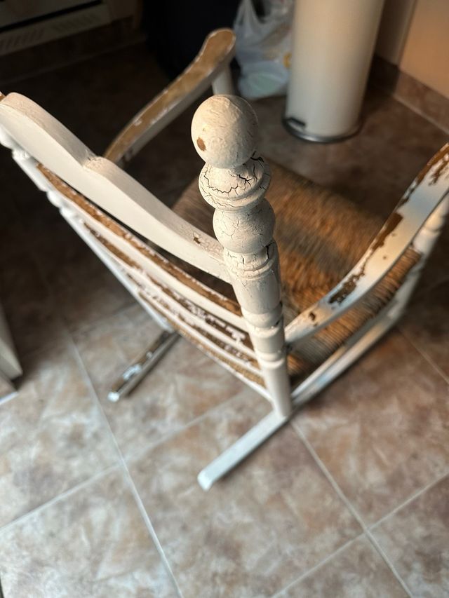 Mecedora de madera y mimbre