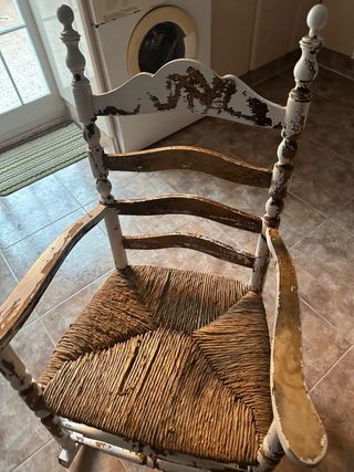 Mecedora de madera y mimbre