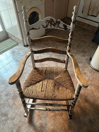 Mecedora de madera y mimbre
