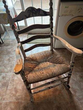 Mecedora de madera y mimbre