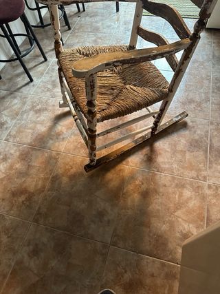Mecedora de madera y mimbre