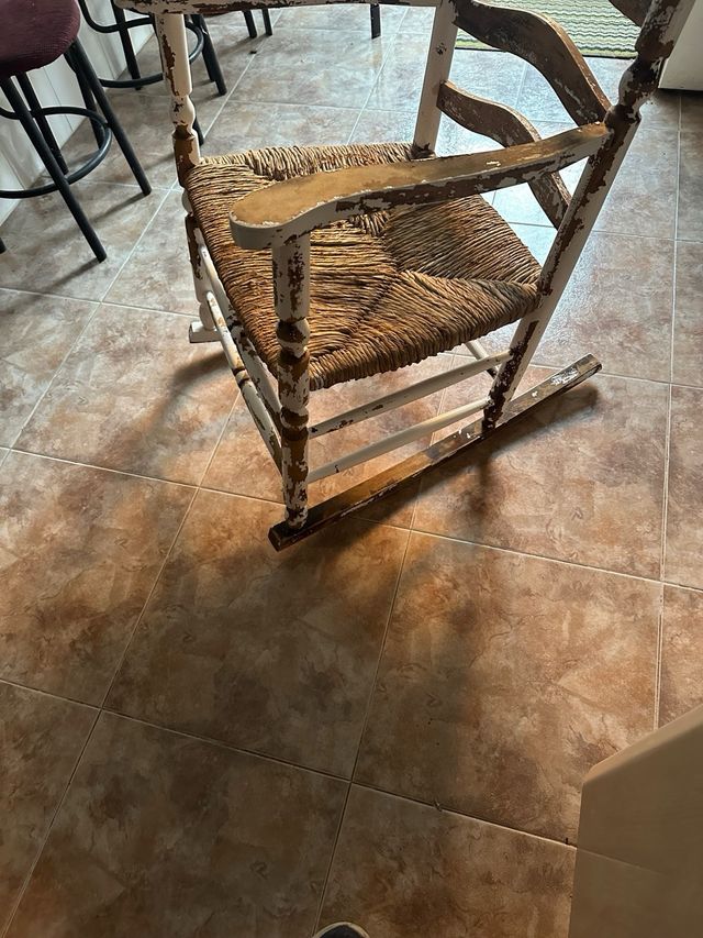 Mecedora de madera y mimbre
