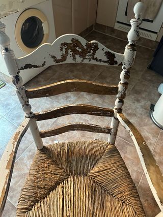 Mecedora de madera y mimbre