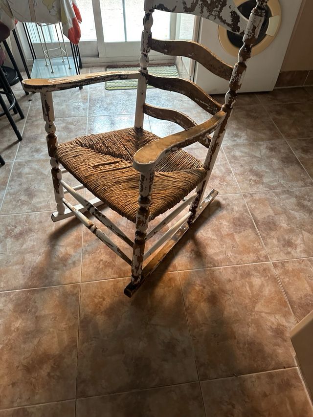 Mecedora de madera y mimbre