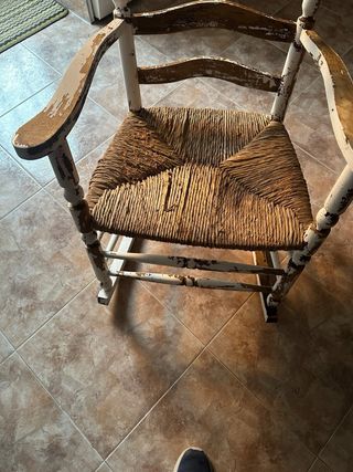 Mecedora de madera y mimbre