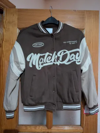 Cazadora bomber Bershka Match Day.