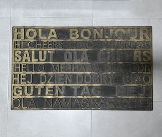 Tappeto d'ingresso multilingue di benvenuto