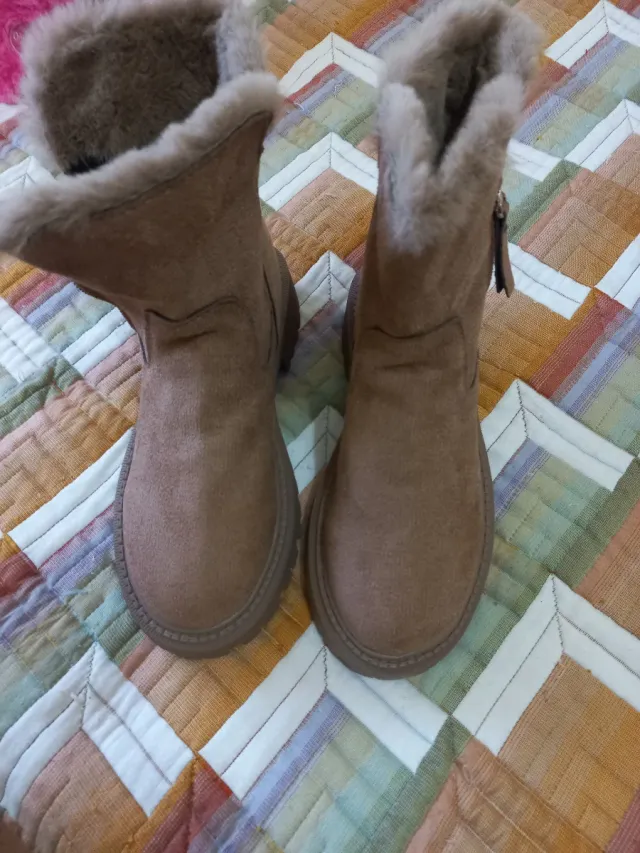 Botas de pelito beige y marrón