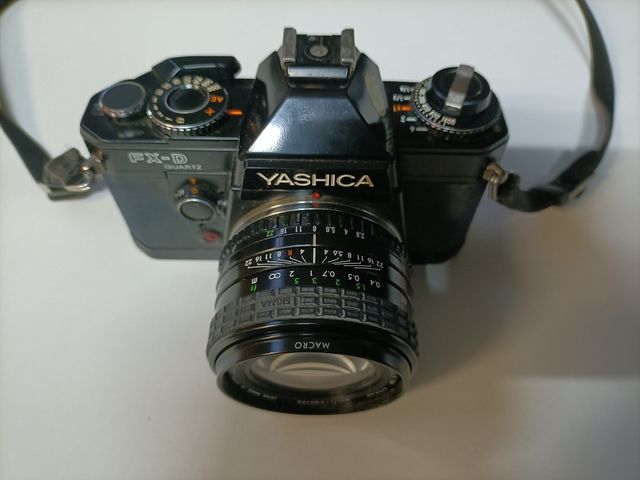 Cámara Yashica FX-D Quartz + Flash Metz