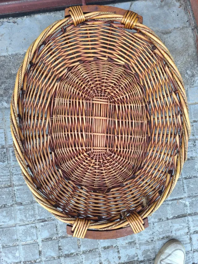 Cesta ovalada de mimbre