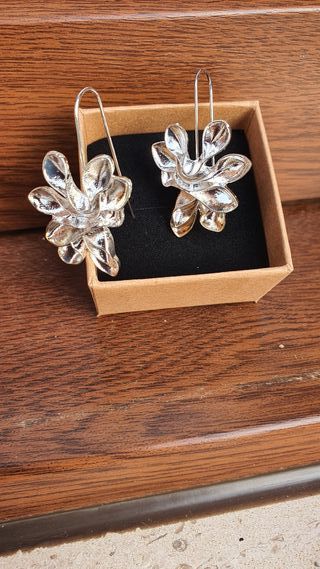 Pendientes plateados forma de flor