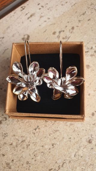 Pendientes plateados forma de flor