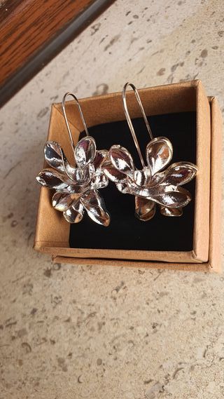 Pendientes plateados forma de flor