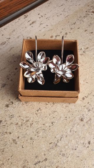 Pendientes plateados forma de flor