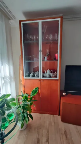 Mueble de sala de madera y cristal